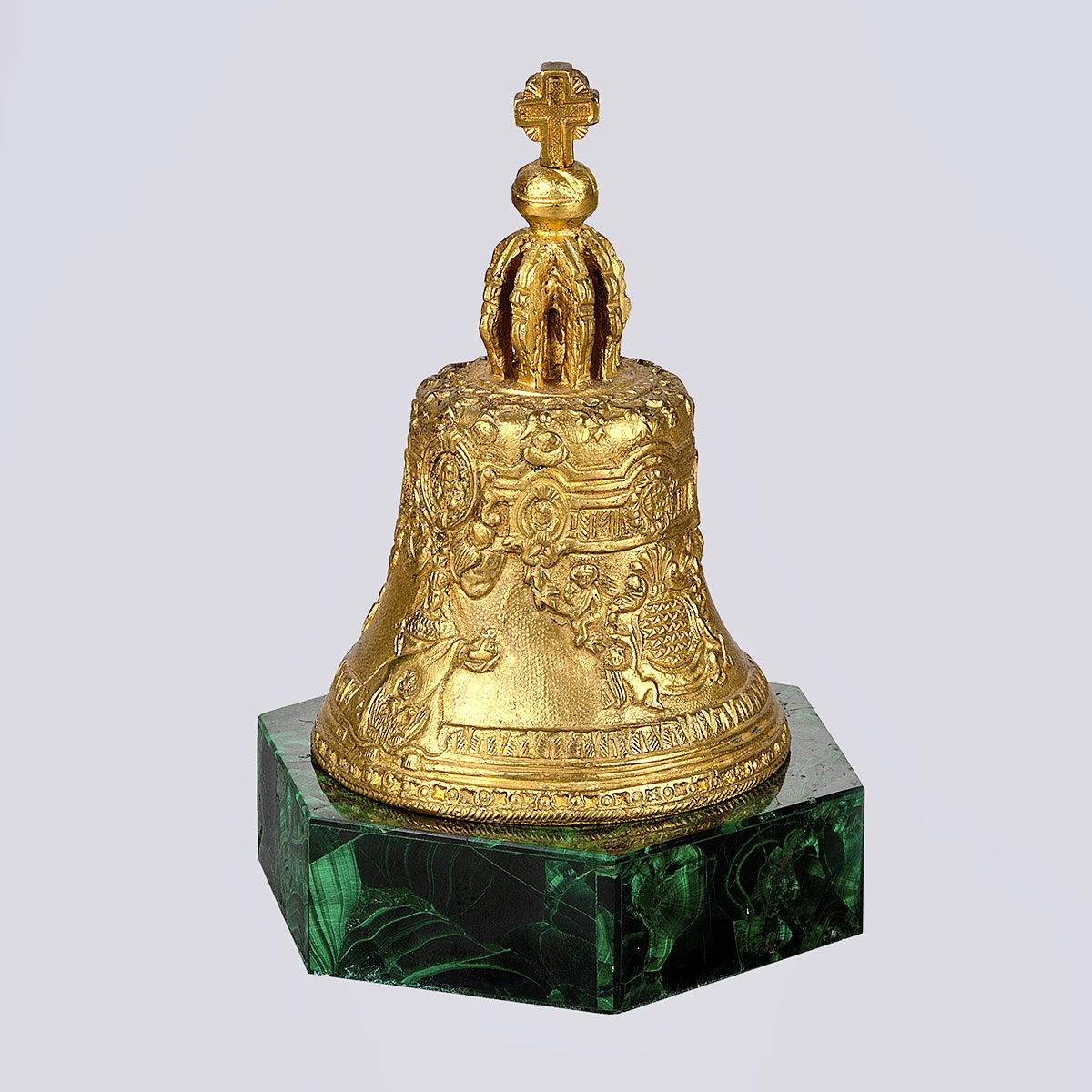Кабинетное украшение «Колокол» из бронзы на малахитовой подставке 19 века (Густав Шмидт-Кассель, Российская Империя)