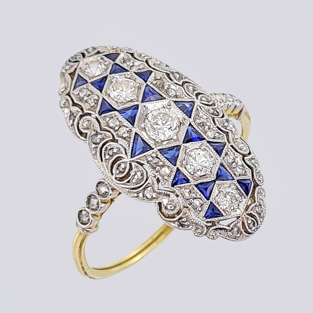 Кольцо из золота 585-й пробы с бриллиантами и вставками синего цвета