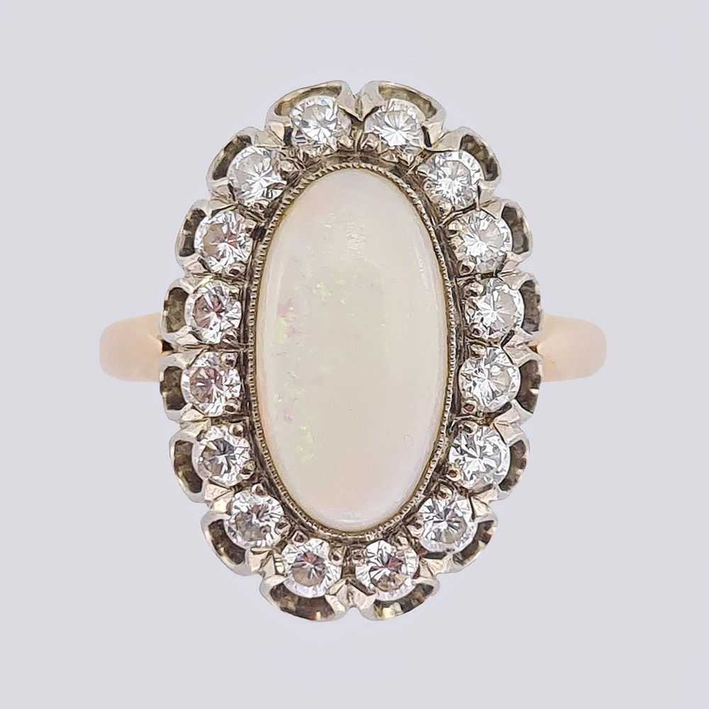 Золотое кольцо с бриллиантами и природным опалом кабошон (СССР)