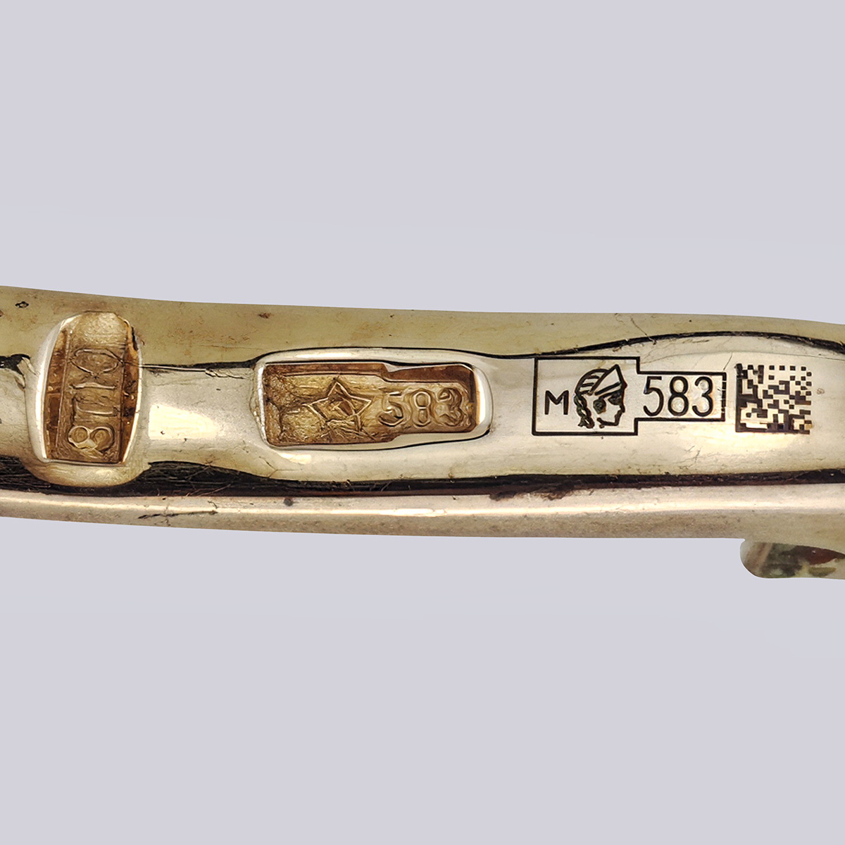 Серьги золотые 583 пробы в форме малины с натуральными изумрудами и якутскими бриллиантами