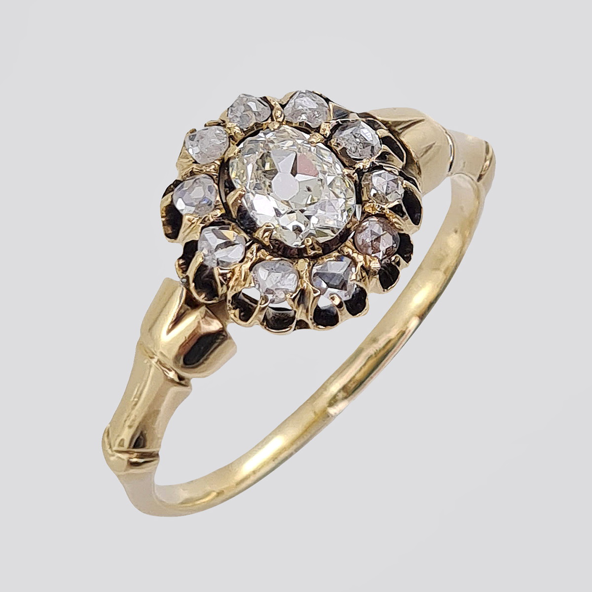 Антикварное золотое кольцо 56 пробы с бриллиантом старой огранки и алмазами «роза»