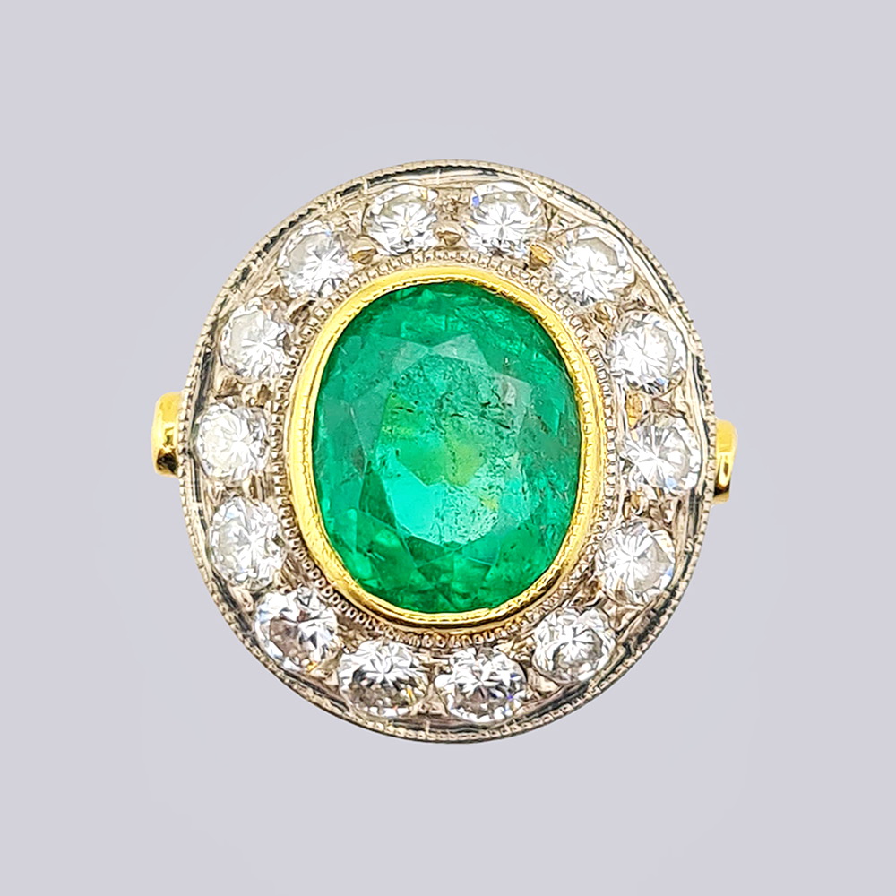 Золотое кольцо в форме малина с уральским изумрудом и якутскими бриллиантами