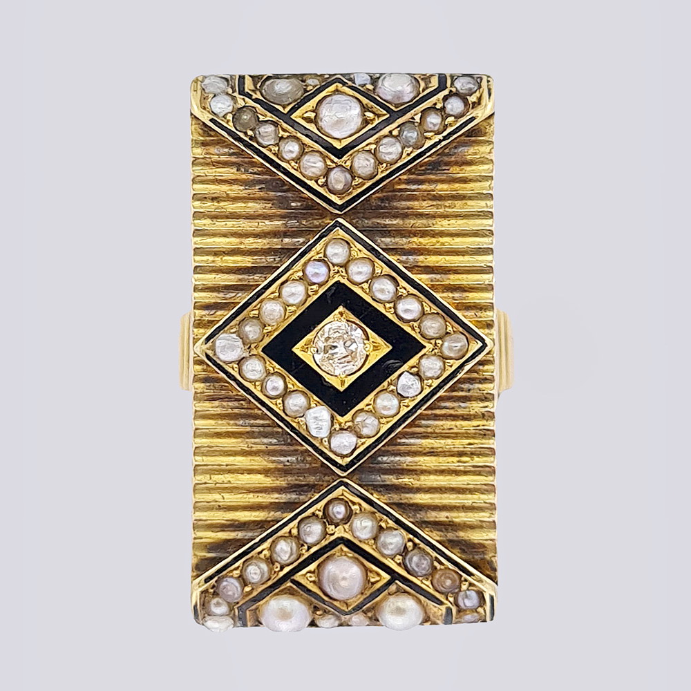 Золотое кольцо с бриллиантом, речным жемчугом и чёрной эмалью