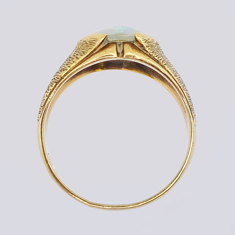 Золотое кольцо с опалом огранки кабошон