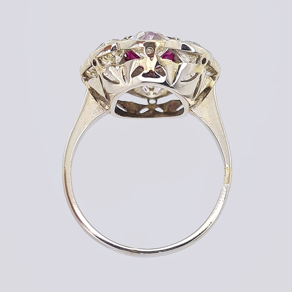 Кольцо с природным рубином и бриллиантами из белого золота 750 пробы