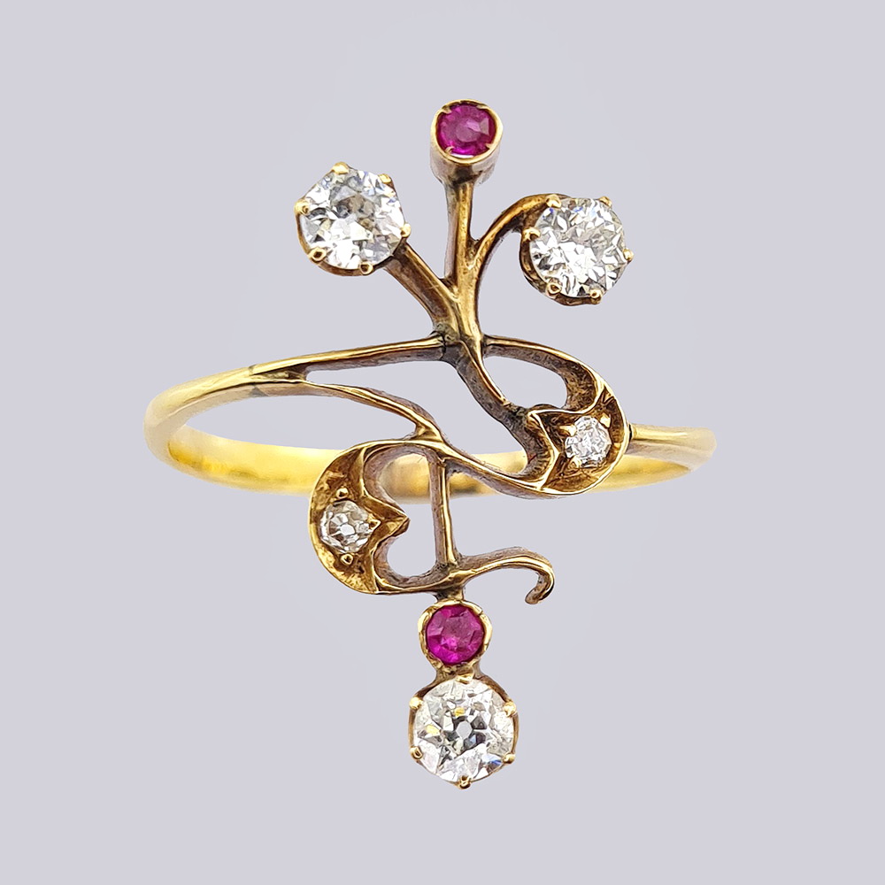 Золотое кольцо в стиле модерн с бриллиантами и рубинами