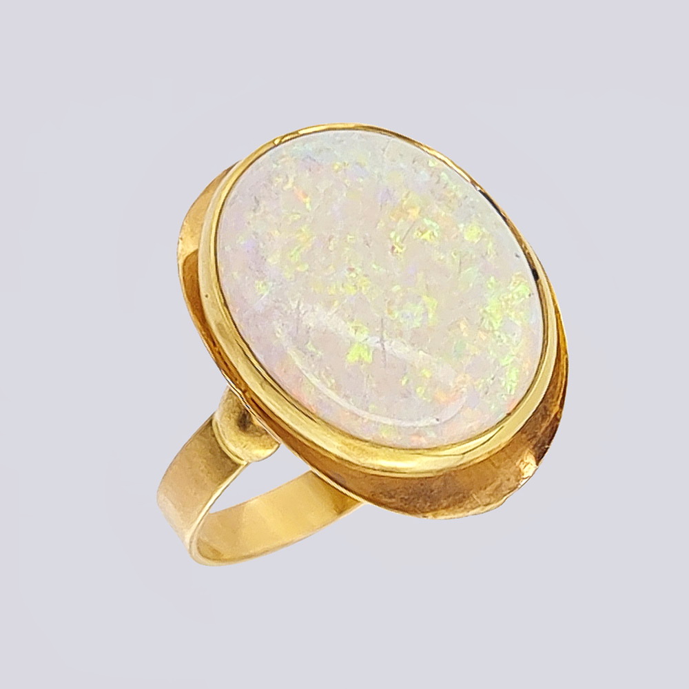 Золотое кольцо с натуральным опалом (20 век, 750 проба)