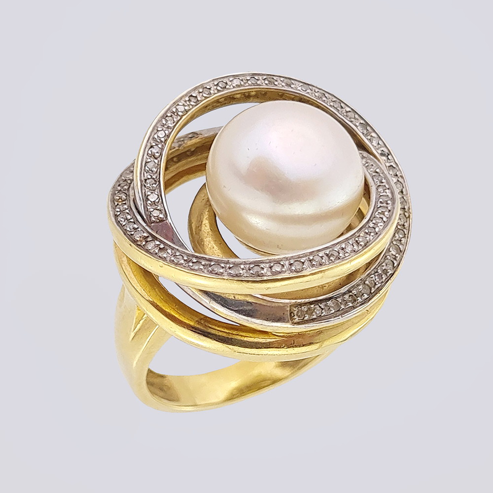 Авторское кольцо с жемчугом и бриллиантами из золота 585 пробы