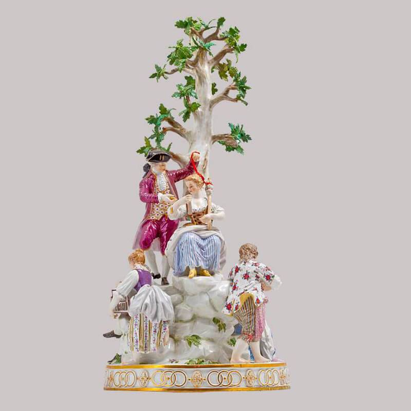 Скульптурная композиция «Игры под деревом» из фарфора 19 века (Мейсен, Германия)