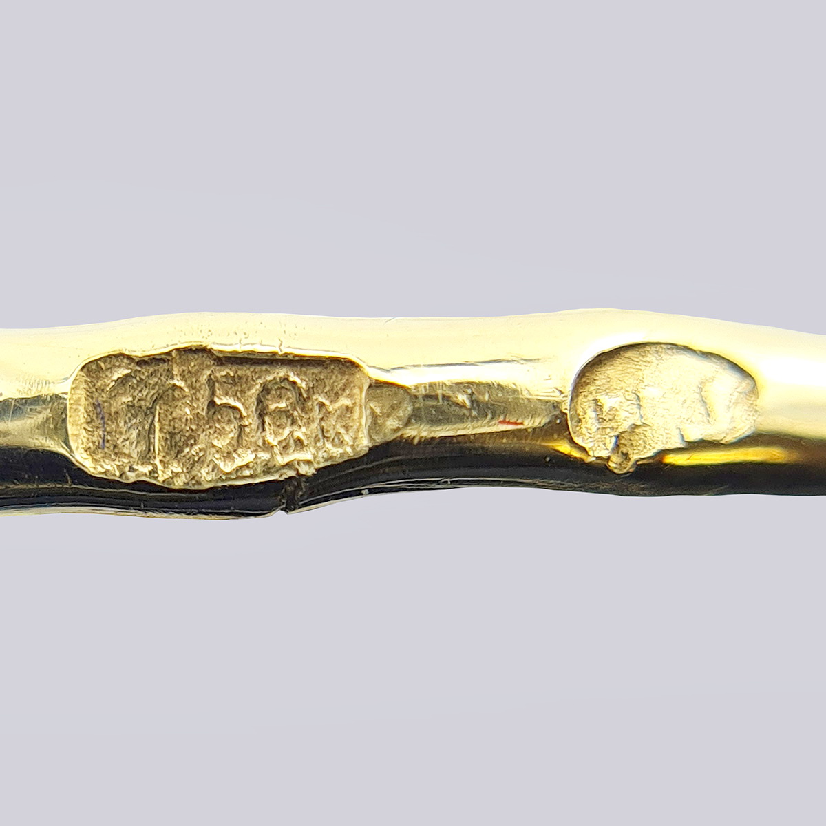 Золотое кольцо в форме «маркиз» с бриллиантами и сапфиром