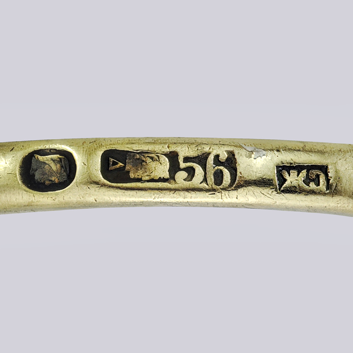 Кольцо золотое с бриллиантом капля 