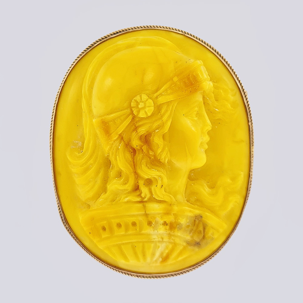 Золотая брошь-подвеска камея на янтаре «Голова девушки в шлеме» (20 век, Россия)