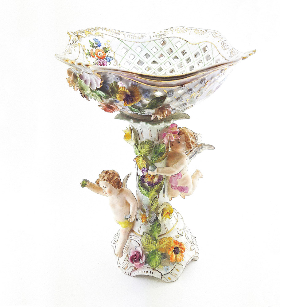 Фарфоровая ваза для фруктов с путти в лепных цветах 19 века