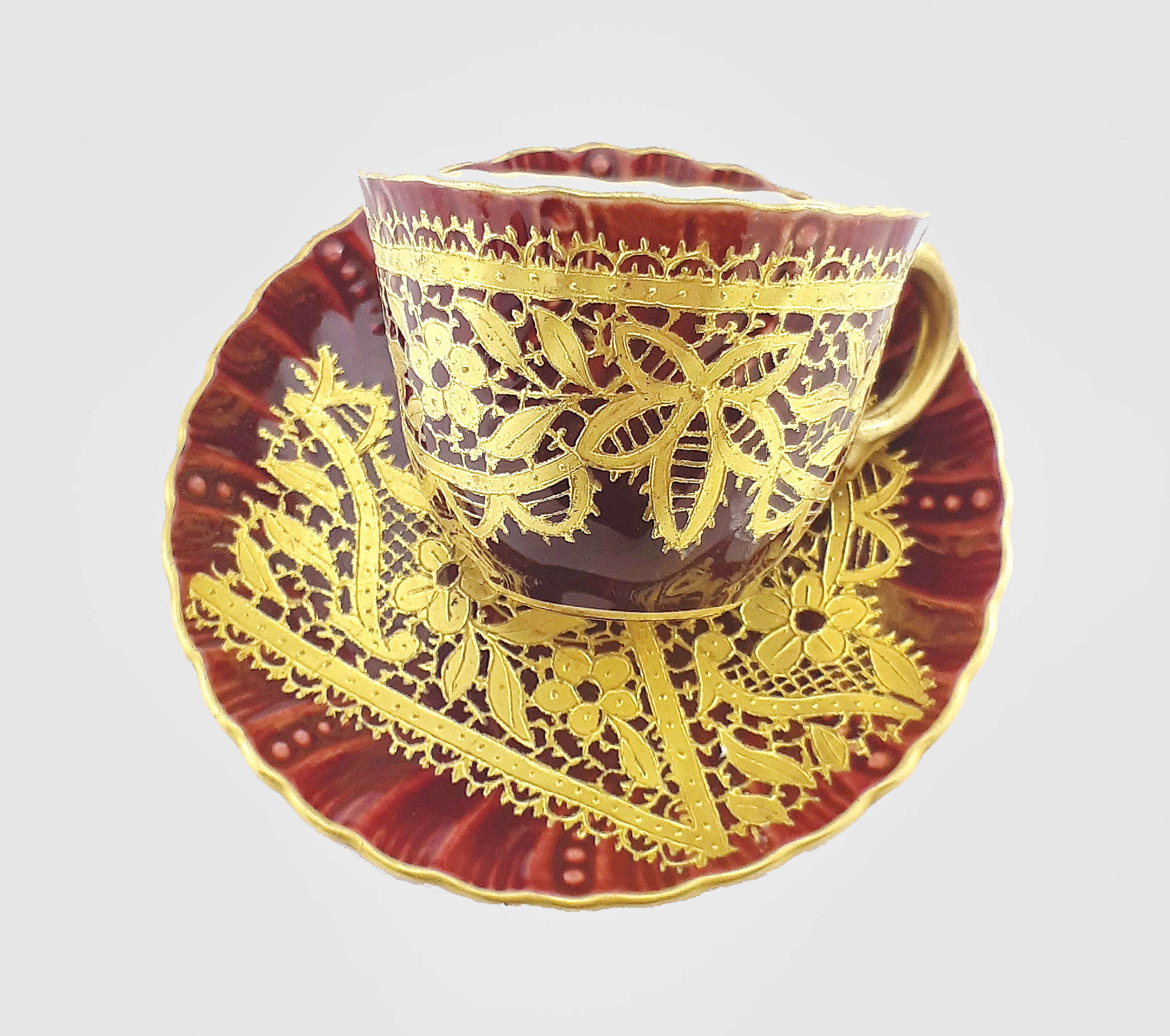 Кофейная чашка с блюдцем фаянс в золотом ажурном кружеве 20 века