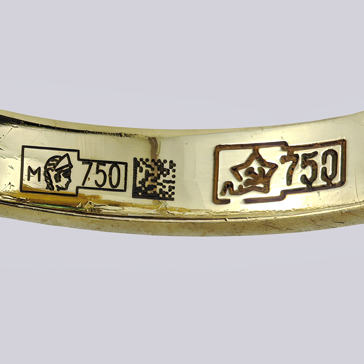 Кольцо из золота 750-й пробы с бриллиантами и изумрудом