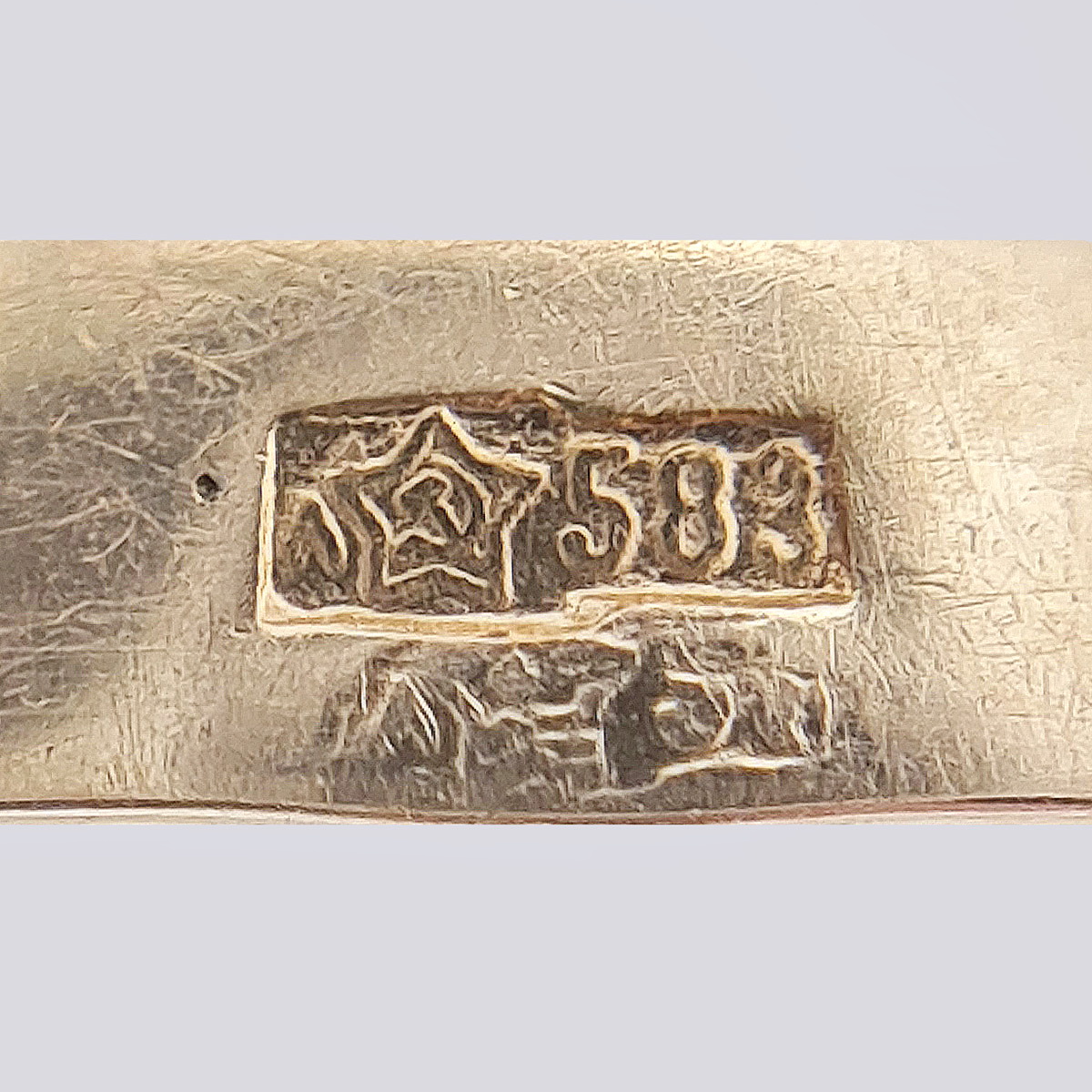Кольцо с бриллиантами старой огранки и вставкой синего цвета (золота 583 пробы, СССР)