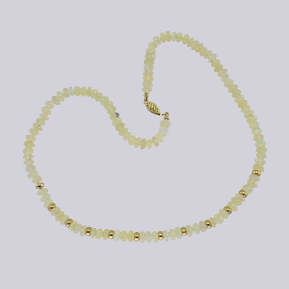 Бусы из австралийского радужного опала с золотыми бусинами 