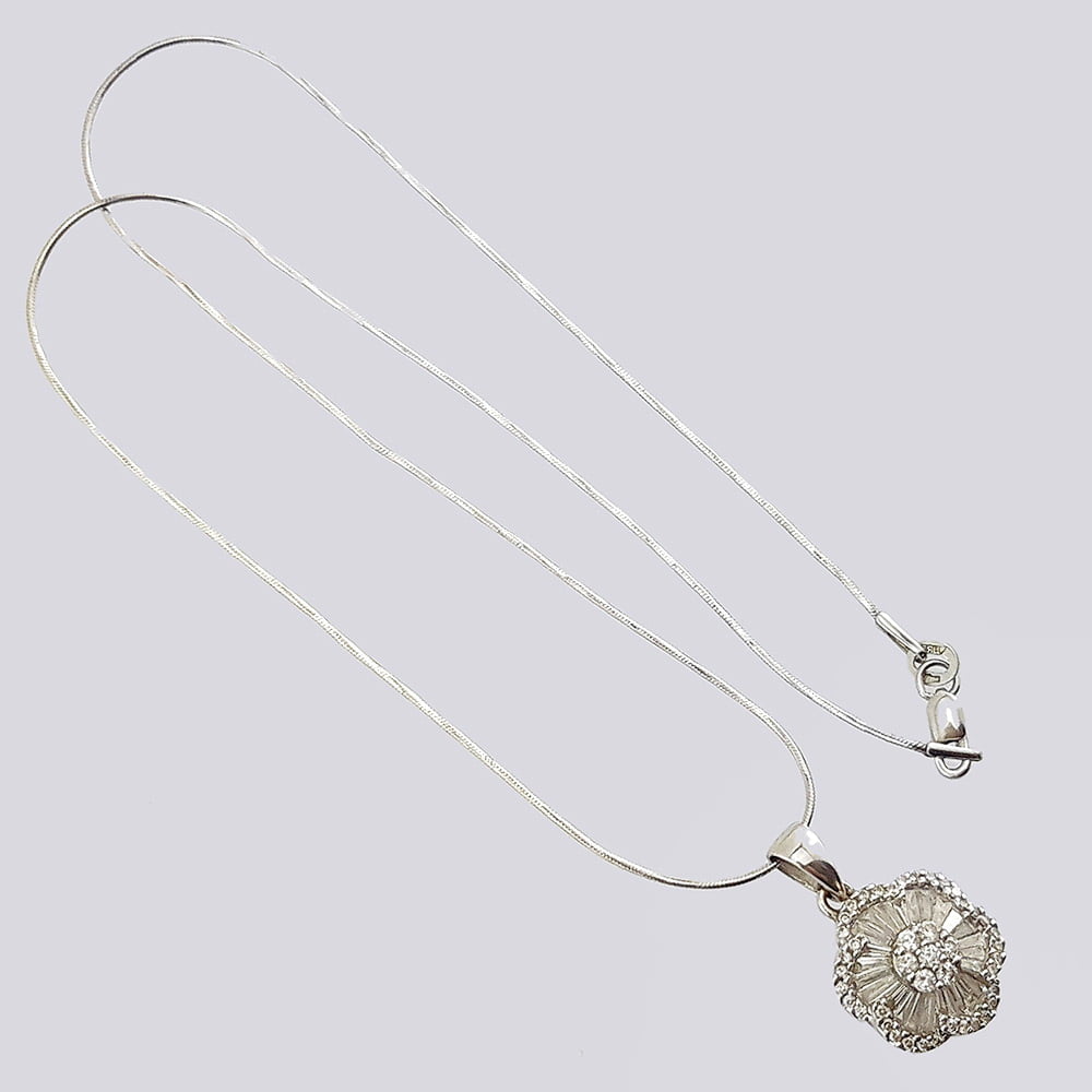 Комплект из серег, кольца и подвески, сделанный из белого золота с бриллиантами разной огранки
