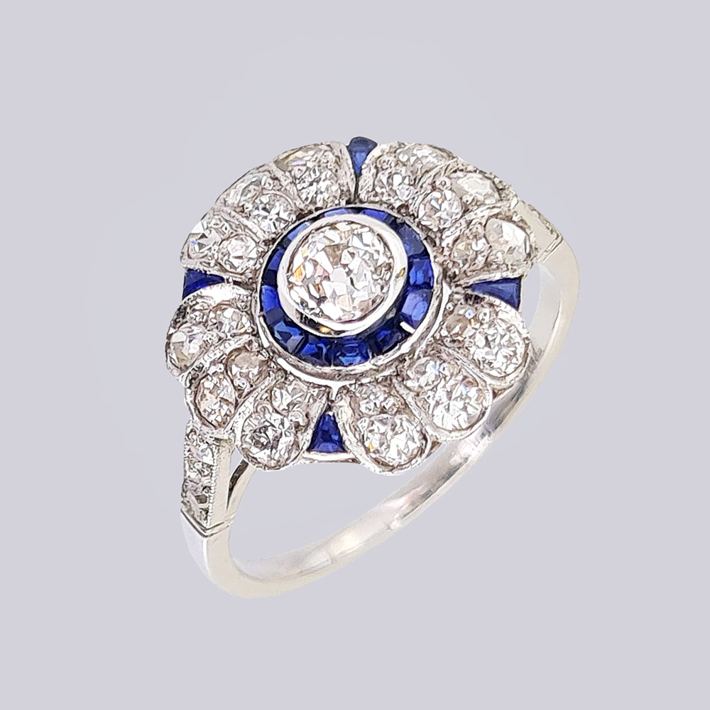 Кольцо из белого золота с бриллиантами и сапфирами «Цветок» 