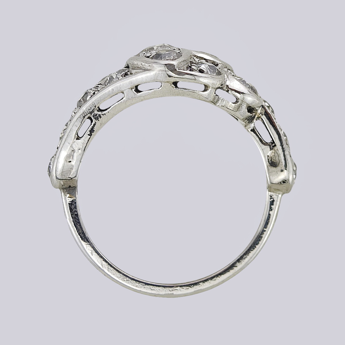 Кольцо из платины с бриллиантами разной огранки