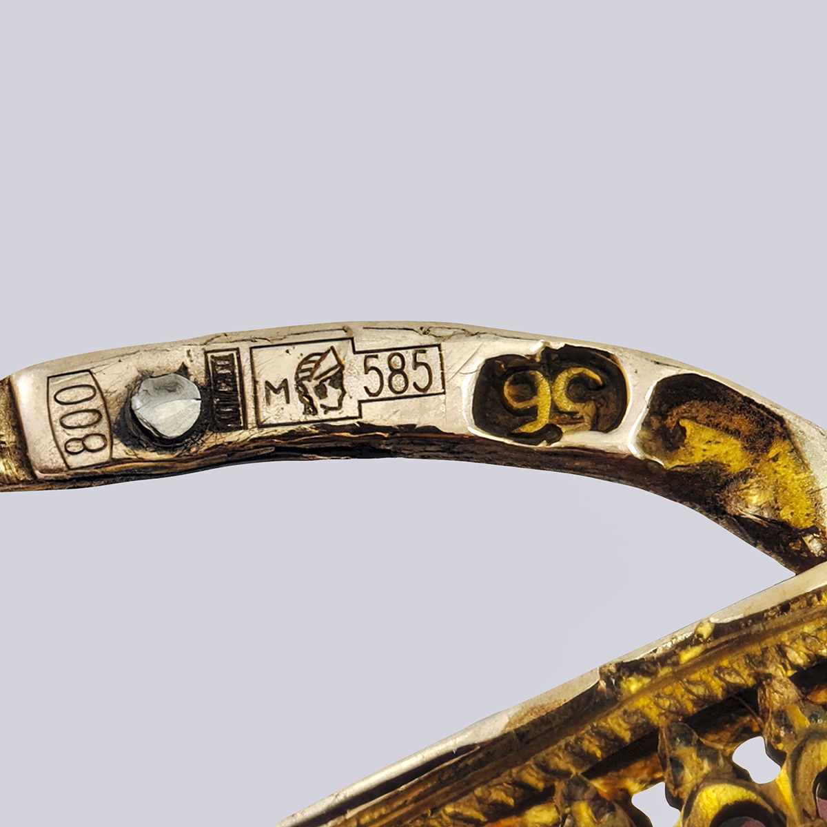 Серьги золотые 56 пробы в форме малины с природными гранатами и речным жемчугом 