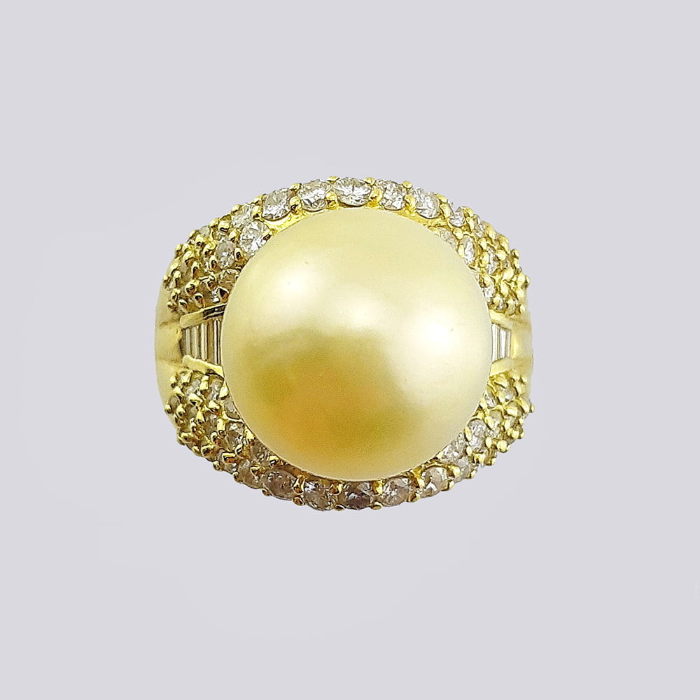 Кольцо золотое с бриллиантами и японским жемчугом цвета шампань