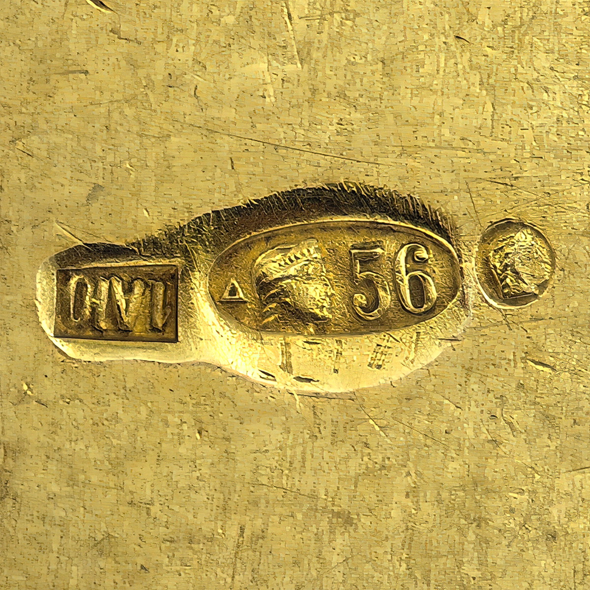 Подвеска локет из золота с гиошированной эмалью русский