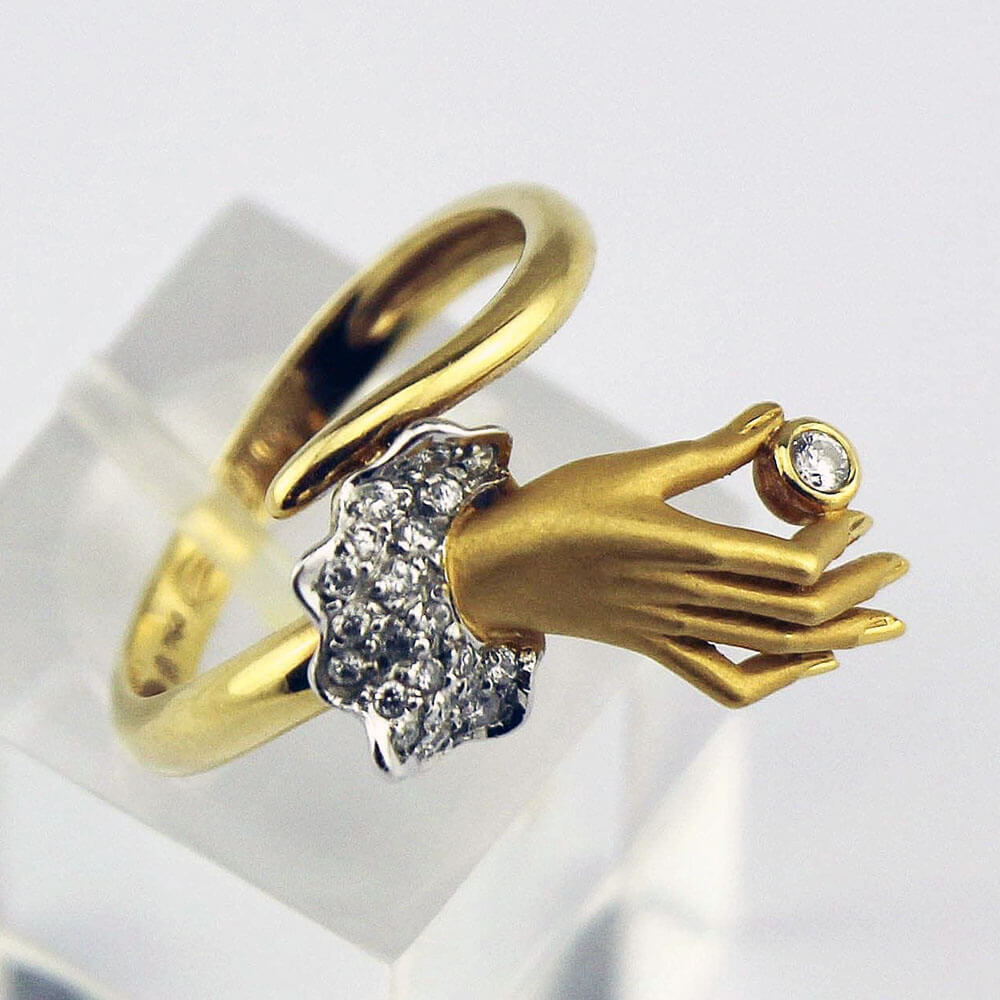 Кольцо Carrera-y-Carrera в форме женской руки с бриллиантами из золота 750 пробы 20 века