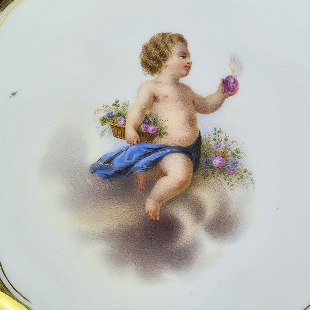 Тарелка с путти и цветами из фарфора 19 век (ИФЗ период А II, Российская Империя)