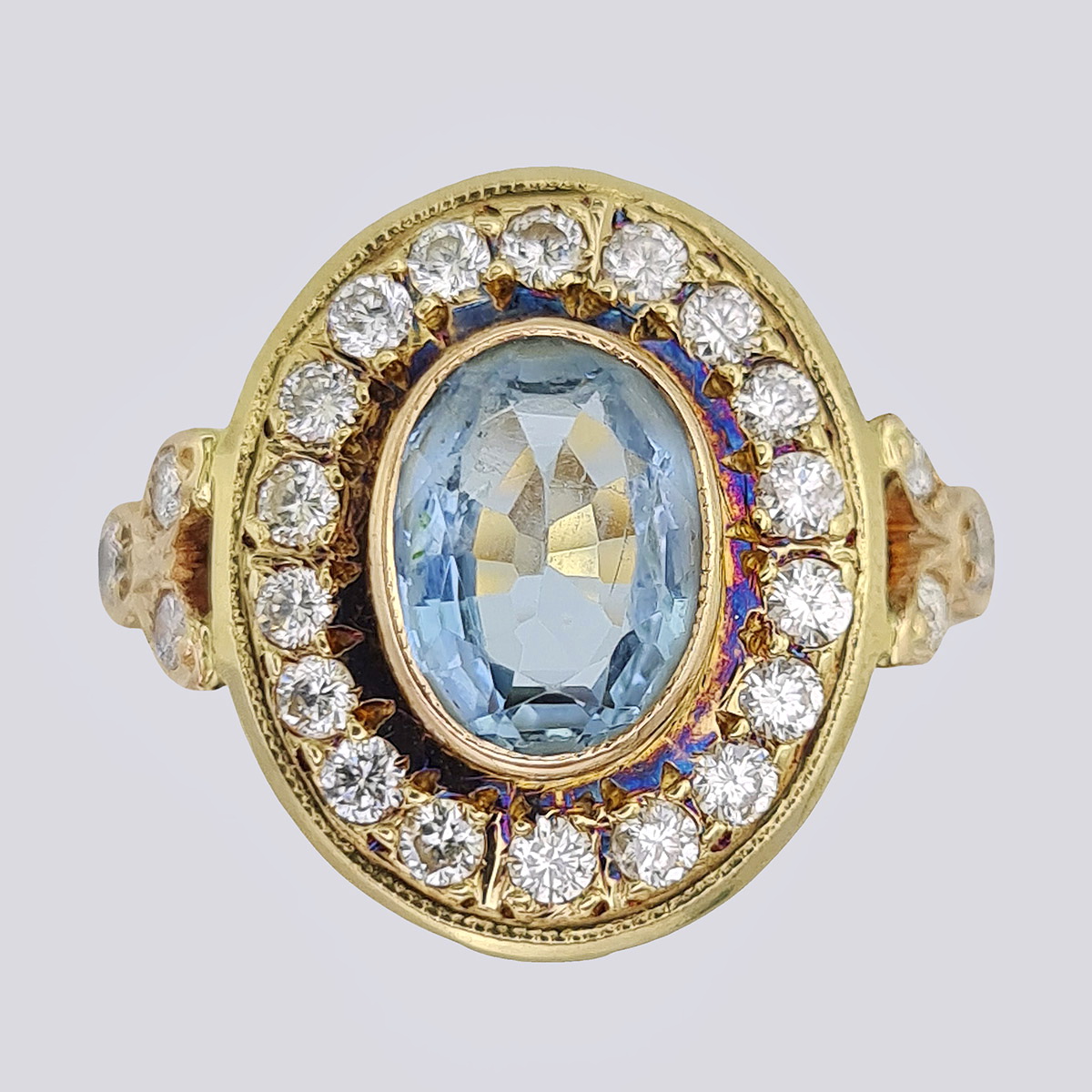 Золотое кольцо с бриллиантами современной огранки и природным аквамарином