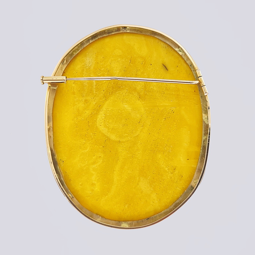 Золотая брошь-подвеска камея на янтаре «Голова девушки в шлеме» (20 век, Россия)