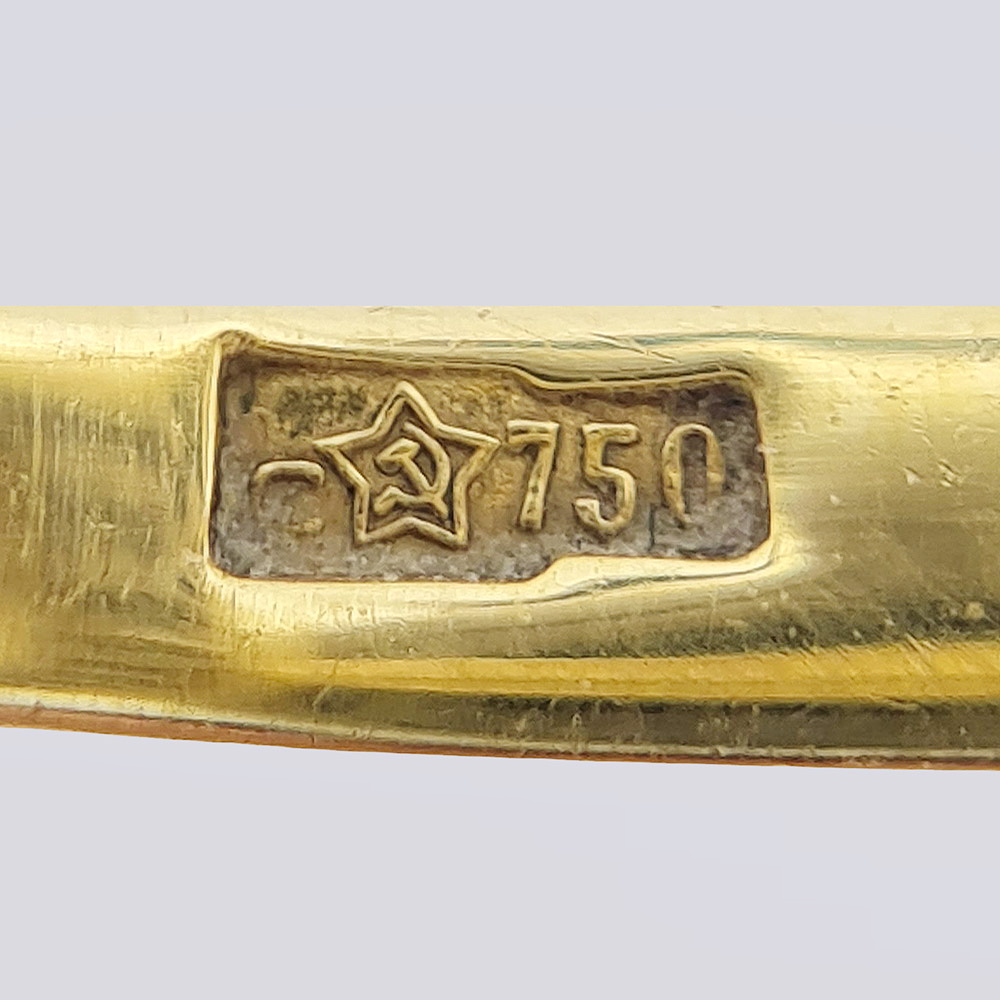 Кольцо золотое СССР с белым агатом кабошон и якутскими бриллиантами
