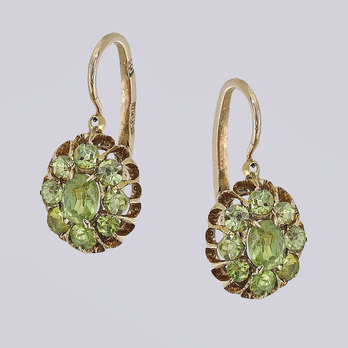 Серьги золотые 56 пробы в форме " малины" с демонтойдами