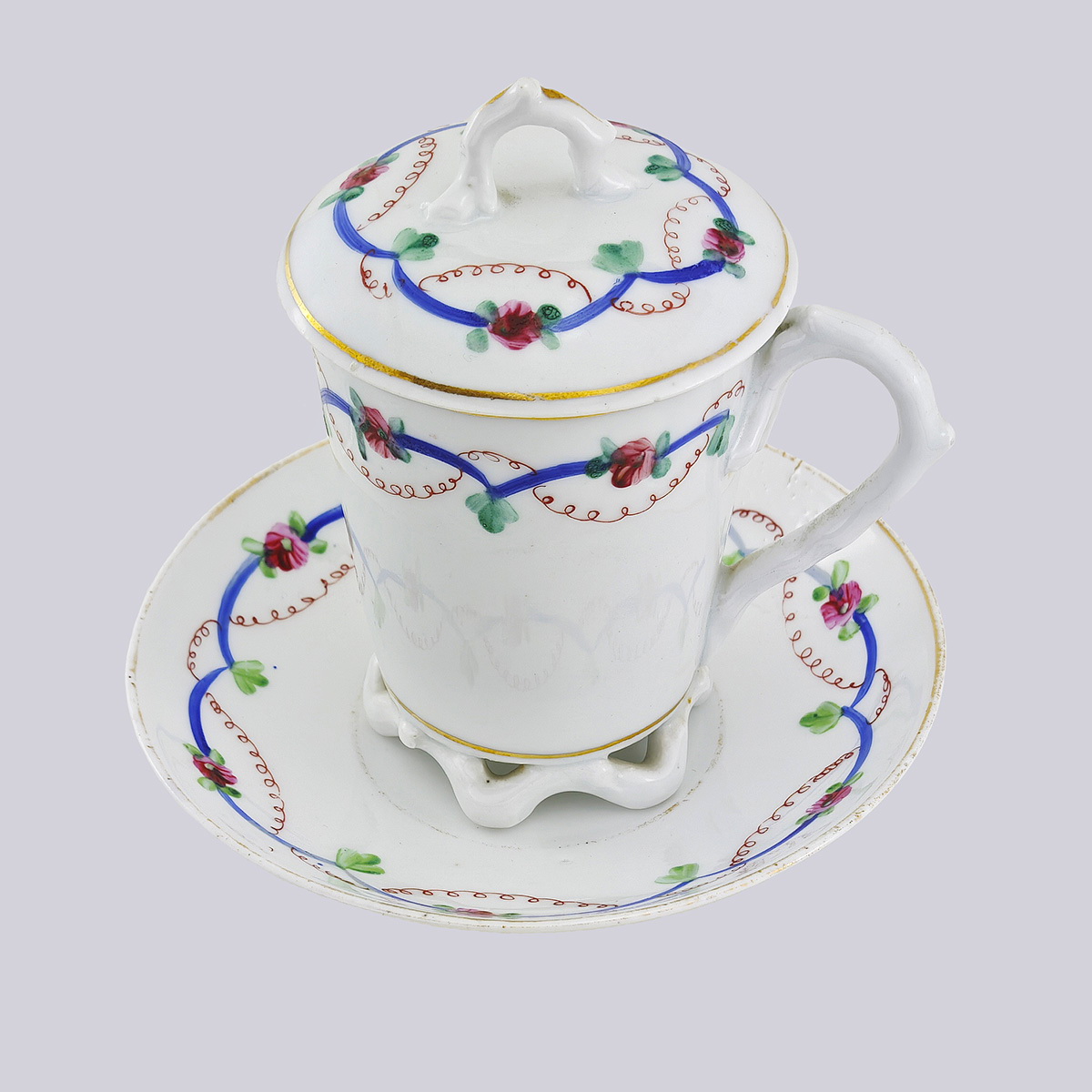 Бокал с крышкой из фарфора с росписью и золочением (Фабрика Кузнецова)