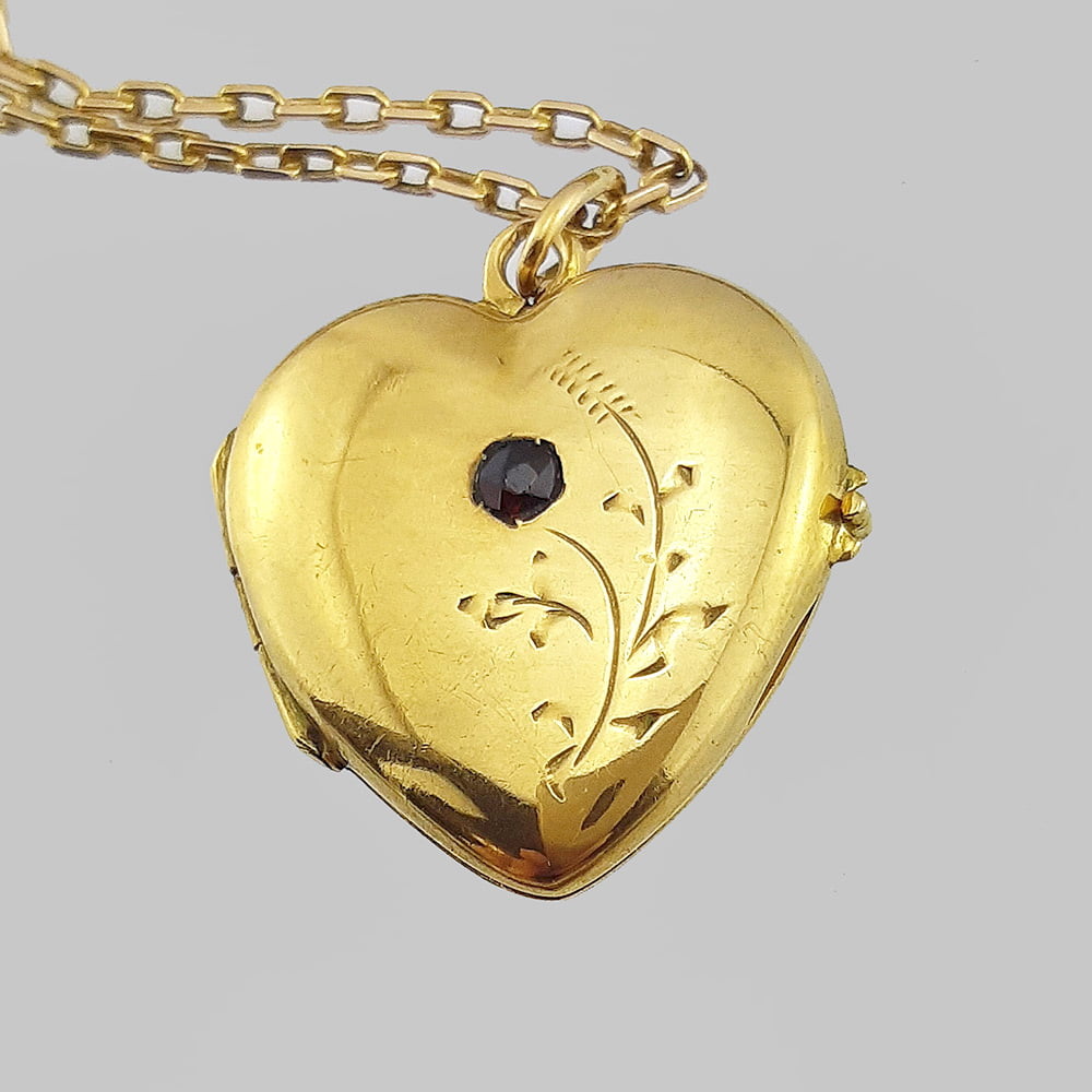 Кулон в виде сердца с гранатом из золота 583 пробы
