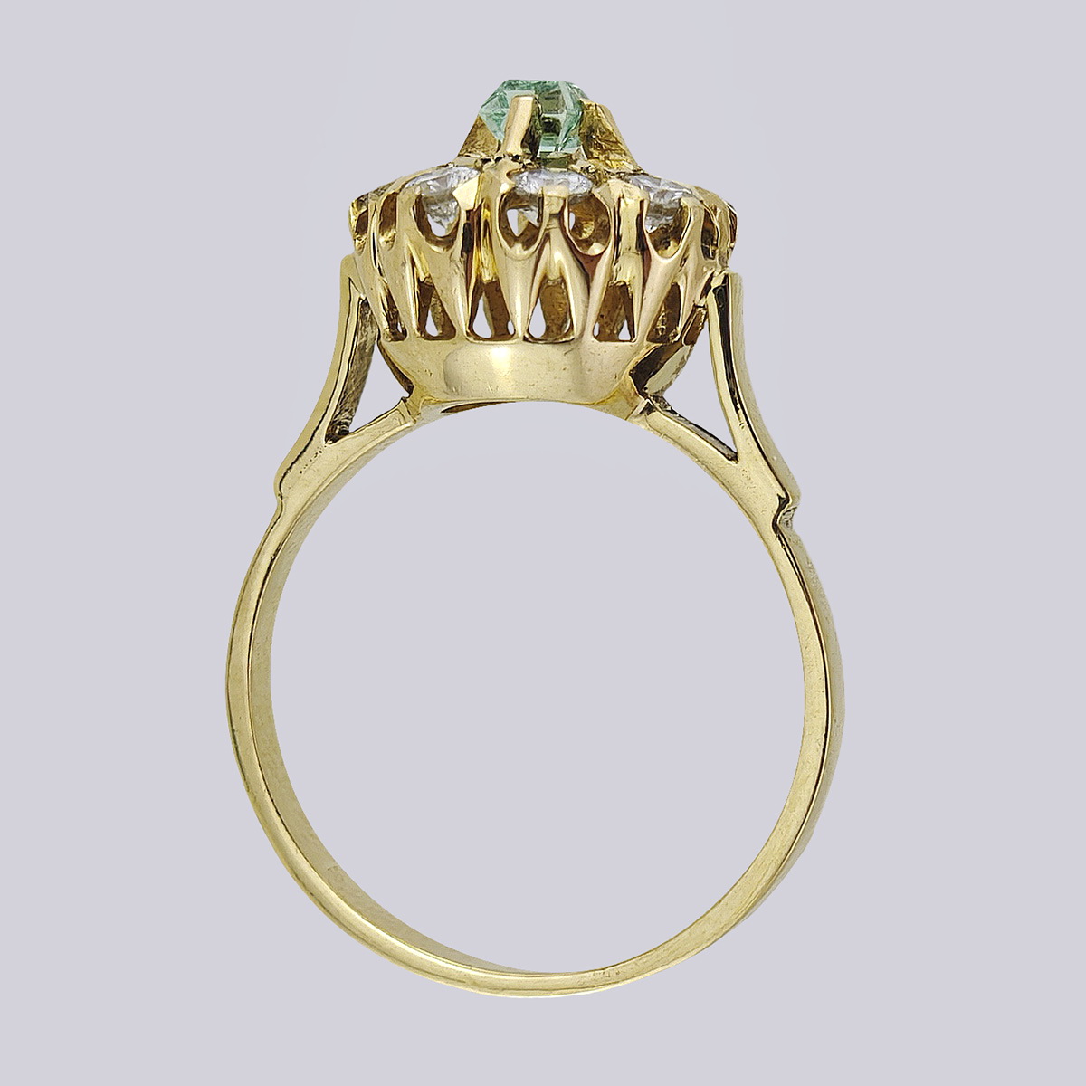 Кольцо в форме малины золотое 750 пробы с уральским изумрудом и якутскими бриллиантами