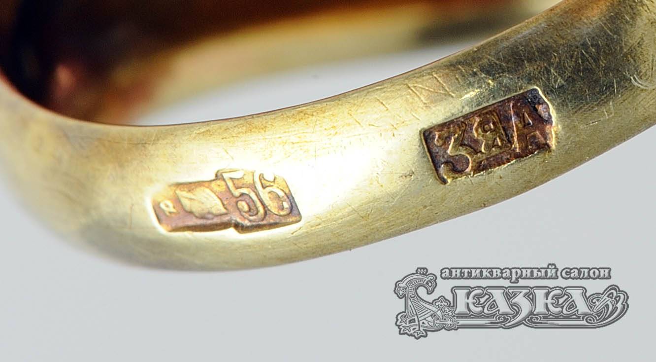 Авторское кольцо с черной эмалью и алмазом из золота 56 пробы
