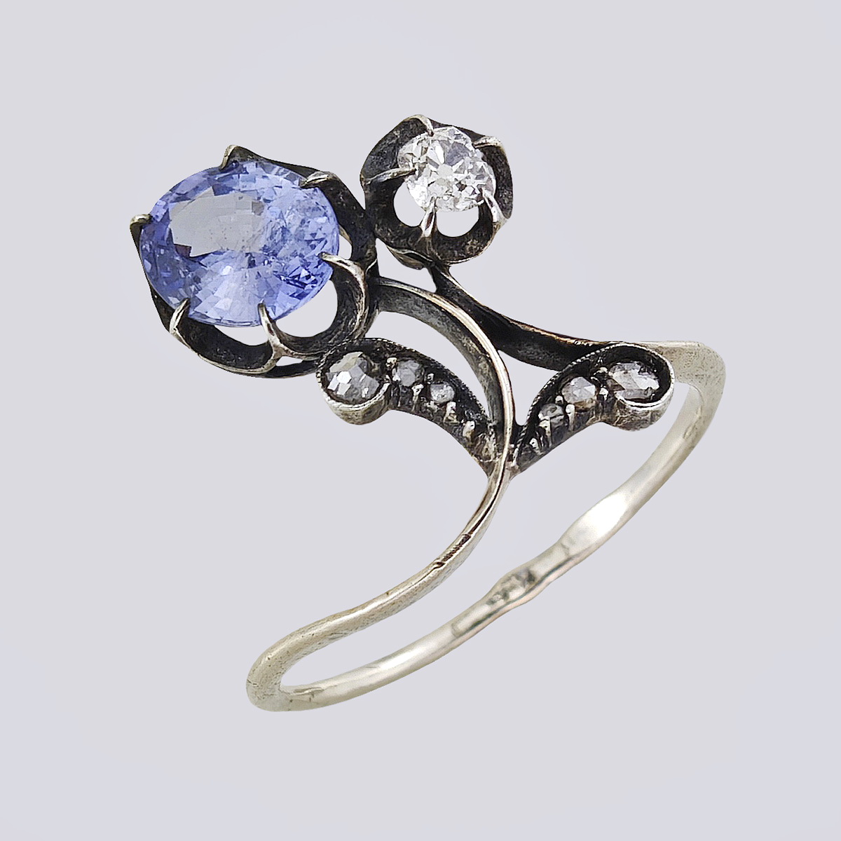 Кольцо с сапфиром и бриллиантами из золота 56-й пробы