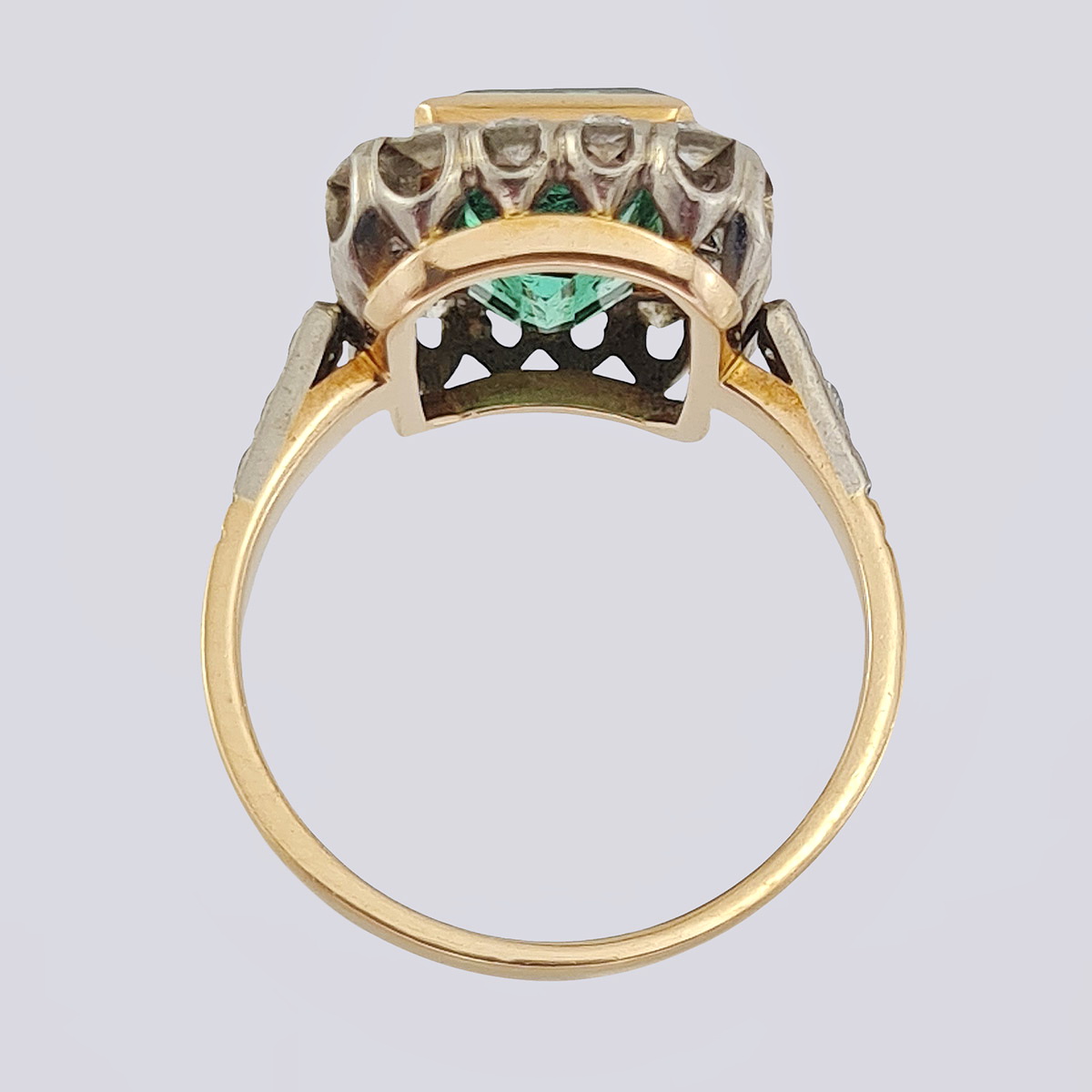 Комплект серьги и кольцо из золота 583 пробы с бриллиантами и изумрудами