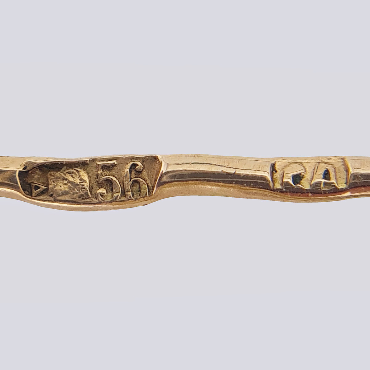 Антикварная золотая брошь «Полумесяц» с демантоидами и хризолитами