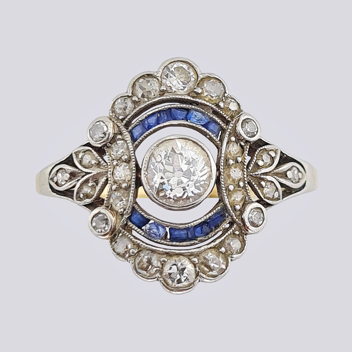Антикварное золотое кольцо с бриллиантами старой огранки и природными сапфирами