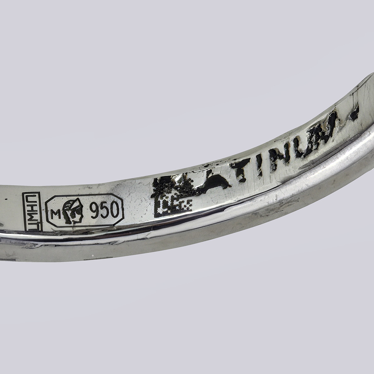 Кольцо из платины с бриллиантами разной огранки