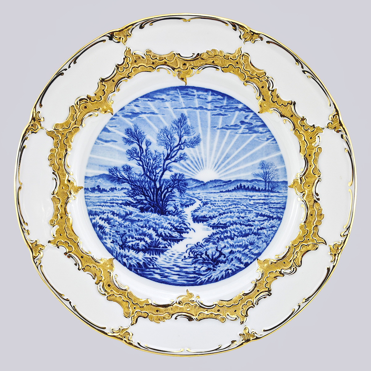 Парные тарелки из фарфора с монохромной живописью "Пейзаж" и золотой каймой (Мейсен, Германия)