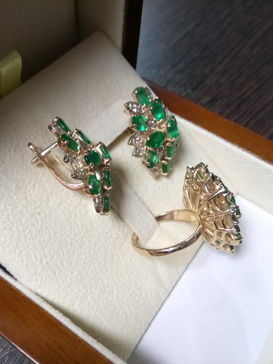 Золотой комплект кольцо+серьги с изумрудами и бриллиантами - фото №2