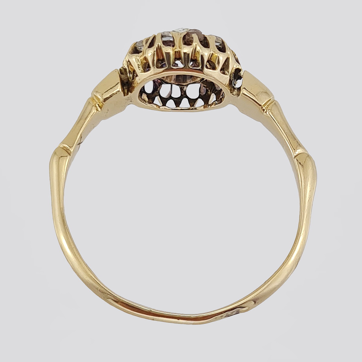 Антикварное золотое кольцо 56 пробы с бриллиантом старой огранки и алмазами «роза»