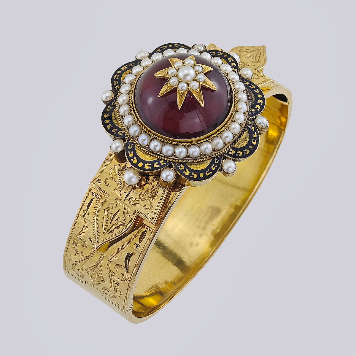 Браслет жесткий с природным гранатом огранки кабошон и речным жемчугом