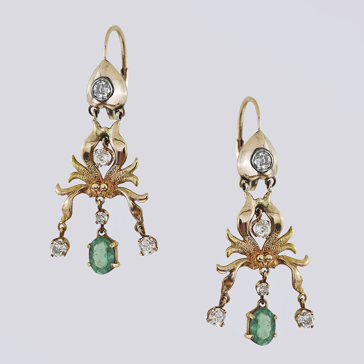 Серьги-подвески из золота 585-й пробы с бриллиантами и изумрудами