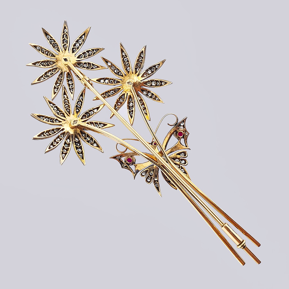Золотая брошь «Букет ромашек» с хризолитами и бриллиантами
