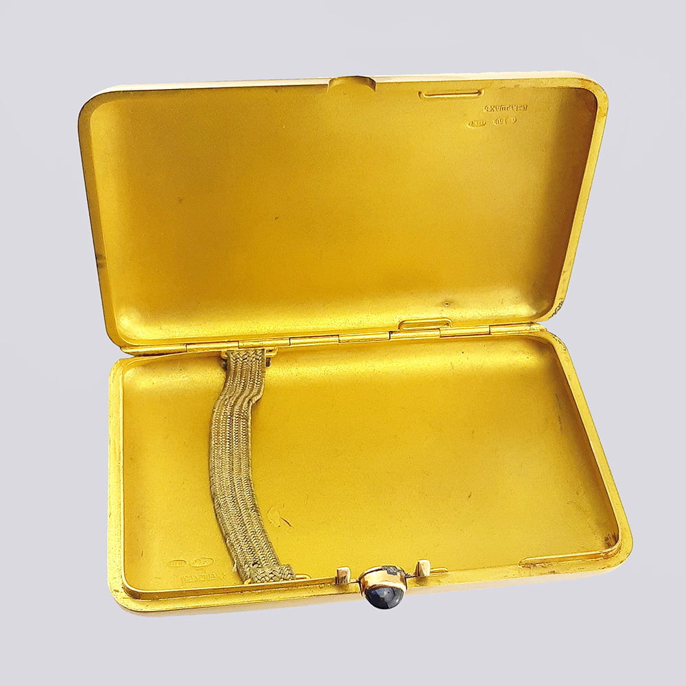 Маленький гладкий портсигар из золота 56 пробы с сапфирами (авт. Маршак)