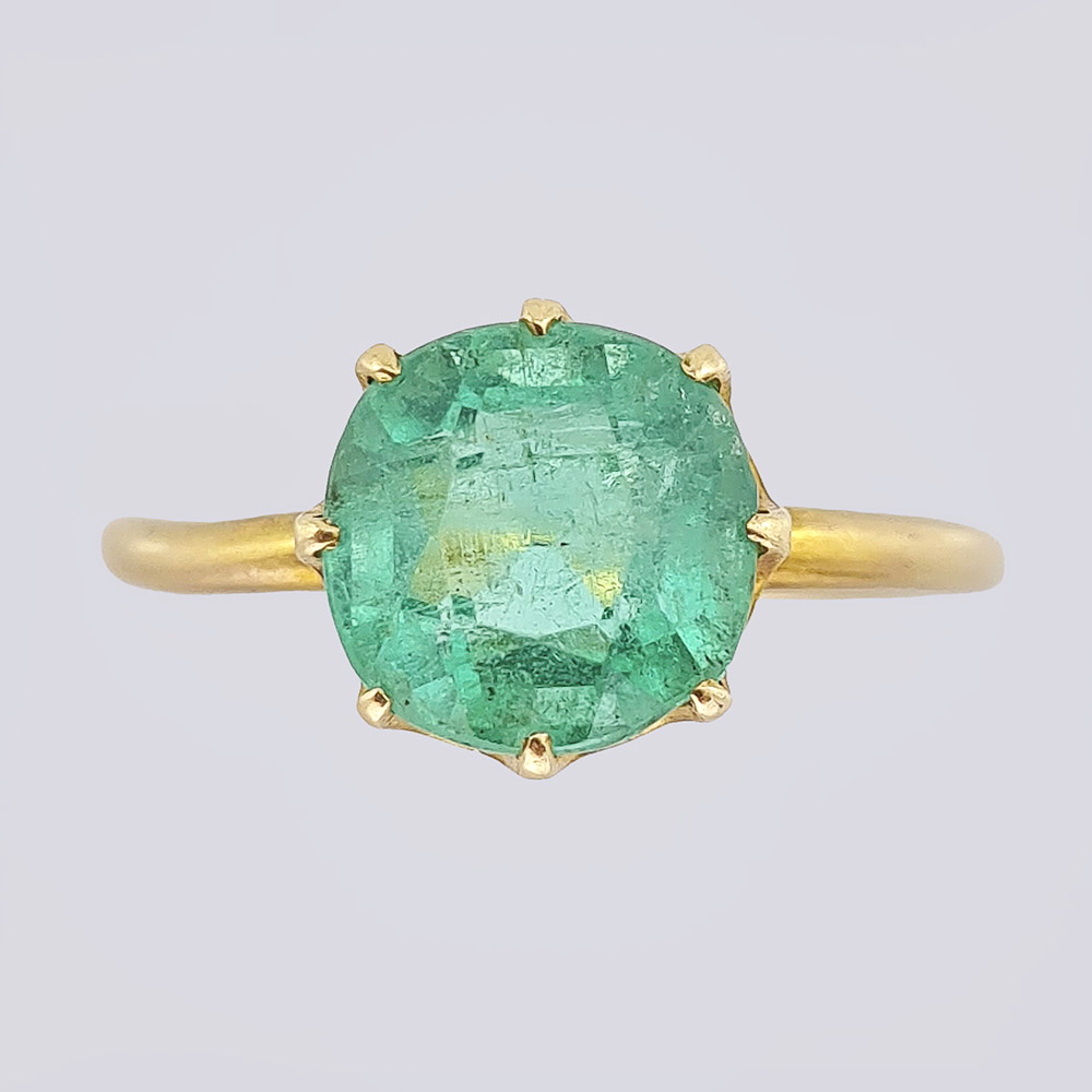 Золотое кольцо с природным изумрудом - уникальное украшение, созданное природой